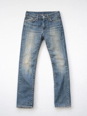 Levis jeans med slitningar - Ett par klassiska blå Levis jeans med raka ben och tydliga slitningar på framsidan. Jeansen är slim och har storlek 28/32. Skriv för frågor!