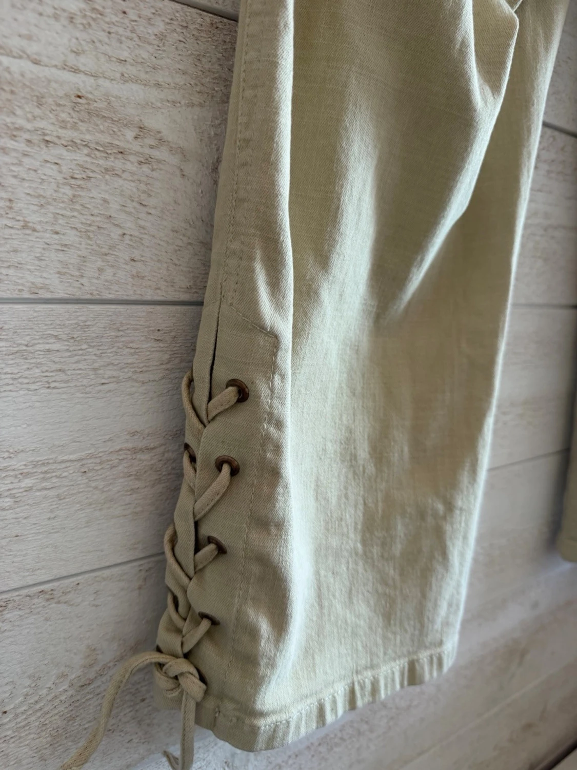 Beige Capri byxor med snörning nertill - 1