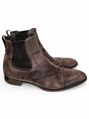 Yves Saint Laurent vintage boots - Sjukt snygga ysl chelsea boots från 2000-talet, designade av tom ford. Bra skick förutom att ett ankle strap har gått sönder, syns inte om man har jeans över. Väldigt fin patina och strålande kvalite