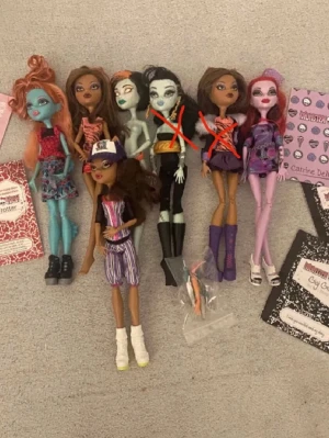 Monster High dockor 90kr - Säljer ett gäng Monster High dockor för 90kr styck. Köper du 2 får du dagbok på köpet, annars 35kr st för dagbok.