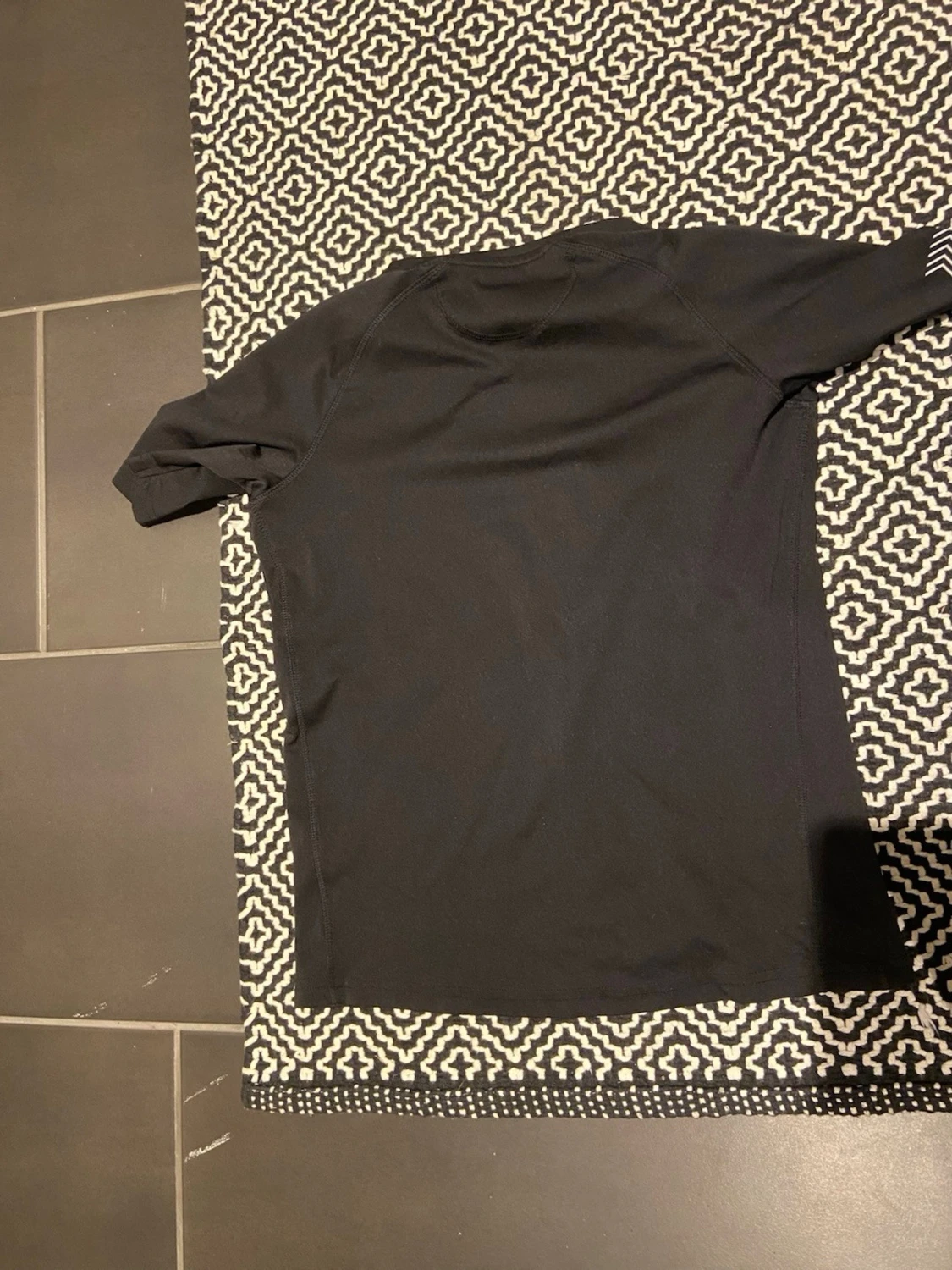 Svart sportig t-shirt - 1