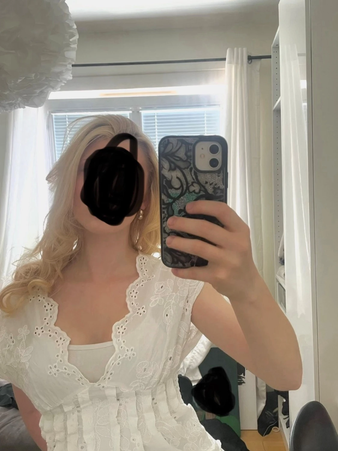 Vit broderad blus med volang