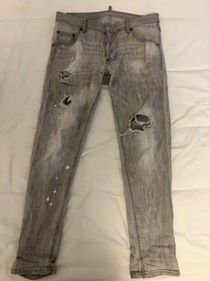 Grå slitna skinny dsq2 jeans med hål - Grå jeans från Dsq2 men slitningar och håll. Använda men bra skick på dom. Kan gå ner i pris vid snabbaffär.