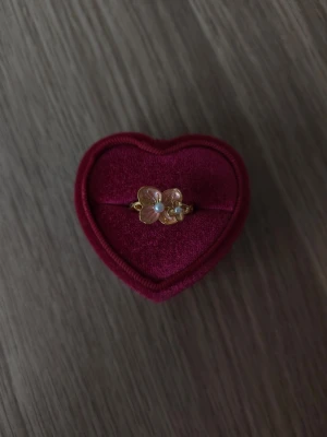Guldfärgad ring med blomma och pärla - Blomma ring i storlek 18,1mm, guldfärgad.