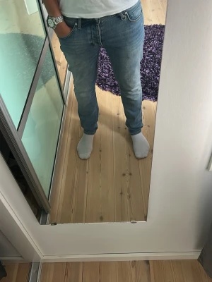 Ljusblå jeans från Neuw  - Säljer ett par ljusblå jeans från Neuw i modellen Lou. Jeansen har klassisk femficksdesign, normal passform/ slimfit och är perfekta för en avslappnad stil. Sköna och snygga till vardags, passar till det mesta. Använd fåtal gånger. Pris kan diskuteras vid seriöst intresse 
