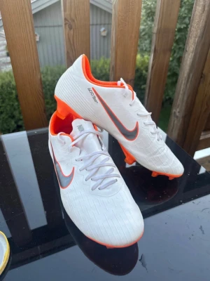 Nike fotbollsskor  - Nike mercurial PRO modell som är som helt nya använda 1 gång inte mer. Storlek 41 och mycket stilrena 