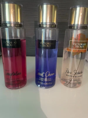 Victoria's Secret body mist - Fräsch body mist från Victoria's Secret i dofterna Temptation, pure seduction och sweet charm. Rymmer 250 ml, lite använda.