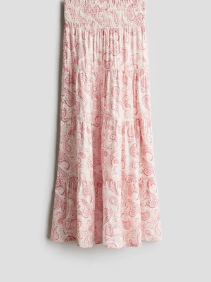 Lång paisleymönstrad kjol i rosa - Säljer en lång kjol med paisleymönster i rosa och vitt. Kjolen har resår i midjan och flera volangpartier som ger en luftig och bohemisk känsla. Perfekt för dig som gillar en avslappnad men ändå snygg stil.