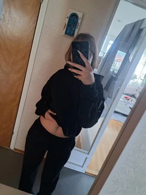 Svart mjukis set - Svart mjukis set med low waist byxor
