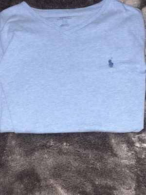 Ljusblå Ralph lauren t-shirt - Ralph lauren T-shirt som jag köpte från von greven closet för inte längesedan knappt använd och är i bra skick pris går att diskuteras om det inte passar, skriv om du vill ha fler bilder 