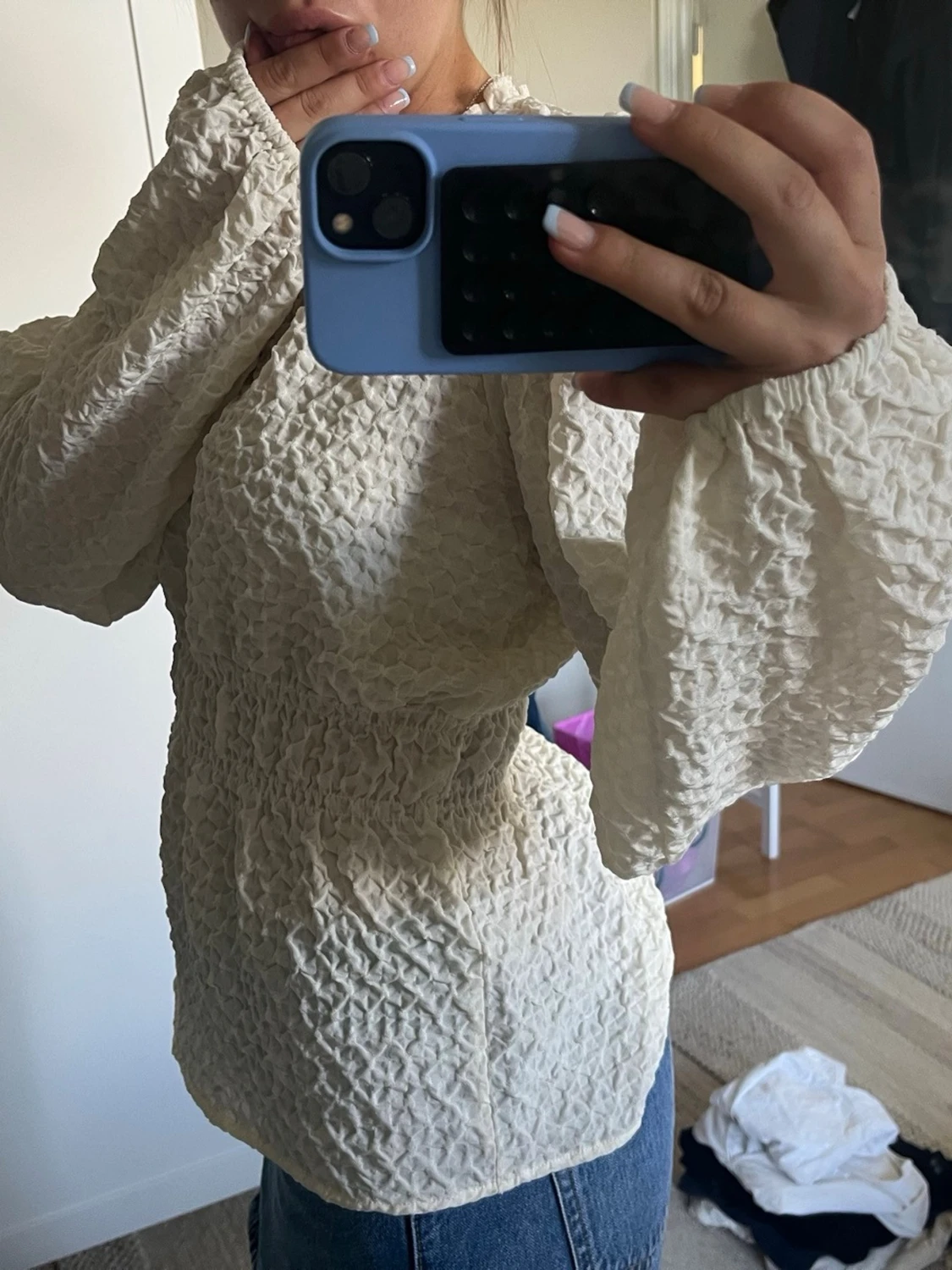 Krämvit blus med puffärmar - 1