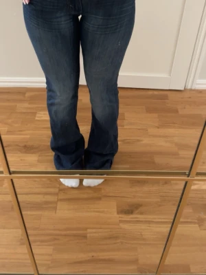 Low waist jeans  - Lågmidjade jeans från Weekday, storlek: 32. Jeansen är lite slitna längst ner men ändå fina 