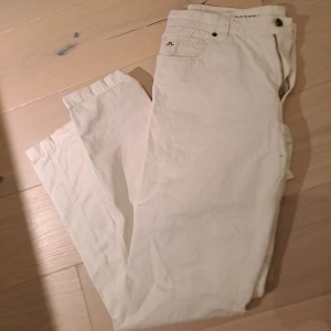 J.Linderberg Jeans/Chinos W33 (32) - Tja jag säljer ett par vita chinos från J.Linderberg (W33 passar 32) är perfekta för både en avslappnad och uppklädd look. Använts endast ca 5 gånger, säljer dem då jag inte har behov av dem längre. Priset är inte hugget I sten och hör av er vid minsta fundering✅️✅️ 
