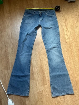 Blå bootcut jeans med låg midja - Säljer ett par blå bootcut jeans med låg midja. Mått ser ni på bilderna. Väldigt snygga och passar till allt!