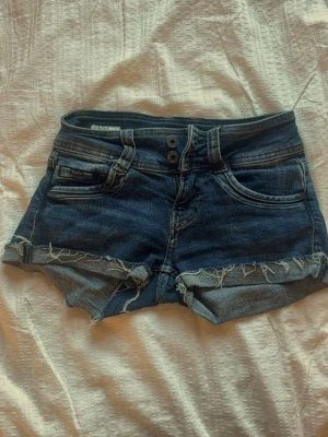 Lågmidjade mini shorts🌚🌌 - Säljer dessa lågmidjade shorts med coolt mönster på fickorna, har tyvärr inga bilder på då jag växt ur dom! Passar till nästan vad som helst men rekommenderar att matcha med ett par strumebyxor🤭 Pris kan diskuteras🌞🫶🏼
