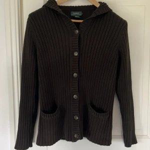 Ralph Lauren cardigan med huva - Ja, det stämmer - en originell mörkgrön Ralph Lauren cardigan i storlek M (M/S). Nypris: 3900kr. Vårt pris: 749kr. Utmärkt skick och sällsynt plagg. Hör av er vid frågor/fler bilder!