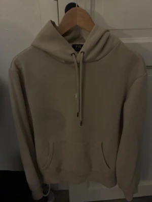 Ralph lauren hoodie  - Säljer en schysst polo Ralph lauren hoodie i en unik färg, den är sparsamt använda dvs jätte bra skick, inga defekter osv. Bra passform och kvalite. Hör av dig vid intresse!