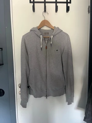 Morris zip hoodie  - Grå Morris zip hoodie. Bra skick men lite små slitna ställen. Kan fixa fler bilder på det om det önskas. Storlek S