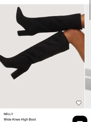 Knee high boots - Nästintill oanvända svarta boots från Nelly. Ordinarie pris: 799 kr