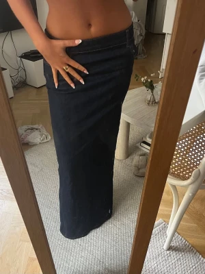Mörkblå långkjol i denim - Säljer en stilren mörkblå långkjol i denim med rak passform😍