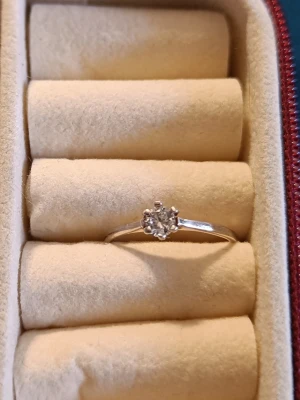 Sterling silver ring - Säljer en ring i 925 Sterling silver (bild 1, se stämpel på bild 2). Stenen är en cubic zirconia. På bild 2 har jag några ringar som jag kan tänka mig sälja för typ några kr/st men de är så dåligt material så om du köper denna ring så kan du få ringar från bild 2 gratis.  Skriv om du har frågor om storlek! 💕
