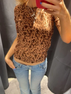 Stickad leopard t shirt - Såå cool leopard mönstrad stickad t shirt ifrån H&M😍🙌