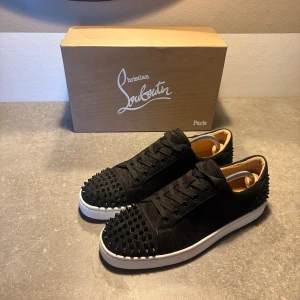 Louboutin Louis Junior Spike - Använda ett fåtal gånger och fortfarande i fint skick. Kommer med kartong, dustbag, extra spikes och kort enligt bilderna. Skicka ett meddelande om du vill ha fler bilder eller har några frågor😊