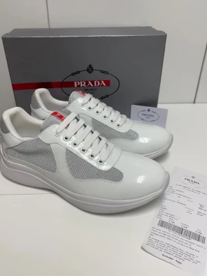 Prada Cup Sneakers - Helt ny aldrig använda. Snabb frakt. Storlek 44