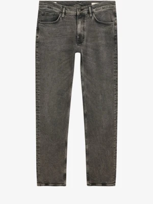 GANT Grå tvättade raka jeans - Helt nya,Snygga GANT grå jeans med tvättad look och raka ben. Klassisk femficksmodell med normal midja och dragkedja. Perfekta till en avslappnad streetstyle. Gjorda i bomull för skön känsla.