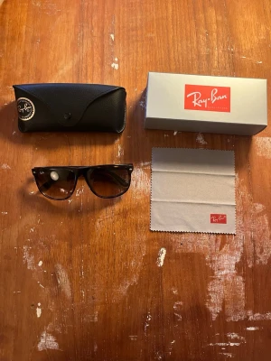 Rayban boyfriend  - Hej! Säljer nu mina jättefräscha rayban boyfriend. Allt ingår som box putsduk mm. Pris går att diskutera vid snabb affär. Mvh