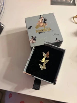 Ioaku ring fjärilar  - Använt max 5 gånger. Som ny. Går att justera storleken. Finns inte att köpa längre! Man får med box 🥰 säljes då jag inte använder guld längre 