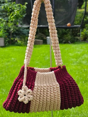 Virkad axelväska i flera färger - Axelväska i virkat tjockt garn virkad olika färg Väskan har en unik form, dekorativ virkad blomma.Har handtaget och axelband. Perfekt för dig som gillar färg och handgjorda detaljer.