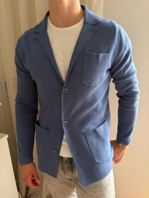 Blå kavaj från John Henric - Riktigt snygg kavaj från John Henric i blå färg. Storlek medium (true to size). Vänligt fint skick!