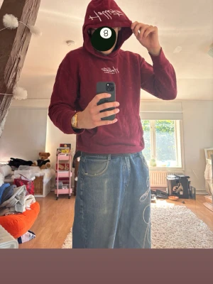 Vinröd hoodie från Hollister - Säljer en vinröd hoodie från Hollister med vit broderad logga på bröstet och huvan. Finns även ett par byxor på min profil som hör till tröjan! Kom gärna med bud
