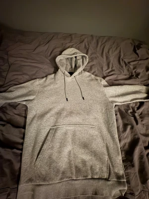 Grå hoodie  - Hej, säljer en grå hoodie som är knappt använd