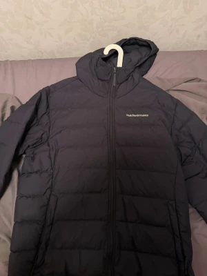 Svart pufferjacka Peak Performance - Passar även L (skulle påstå att den är storlek L eftersom den är väldigt slimfit)