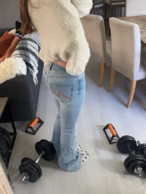ljusblåa nelly jeans💗 - säljer dessa nya ljusblåa nelly jeans just för de var för långa, dessa är knappt använda, kanske 2 gånger och har inga defekter 💗storlek 34/xs
