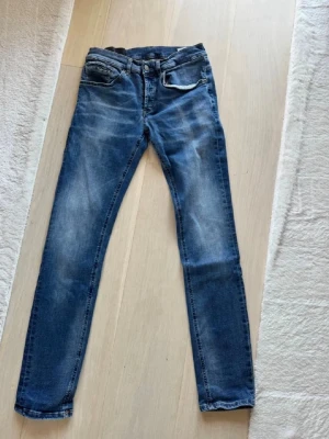 Dondup jeans  - Säljer dessa as fräcka dondup jeans i nyskick! Storlek: 30! Modellen heter George & jeansen är köpta på United Fashion! Nypris: 4200kr    Mått: midja 74 cm, innerbenslängd 80 cm, ytterben 102 cm, lårvidd 20 cm, grenhöjd 25 cm och benöppning 16 cm.  Hör gärna av dig vid frågor!