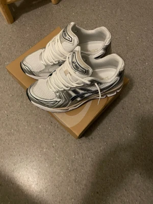  Asics kayano 14 graphite grey - Säljer helt nya Asics skriv vid frågor och så att vi kan komma överens om ett pris där båda vi är nöjda