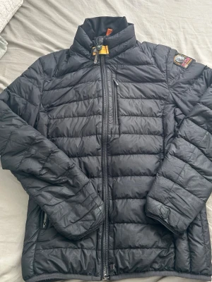 Svart dunjacka från Parajumpers - Parajumpers jacka i bra condition om man tvättar den. Den har en liten hål(Se sista bild) Som går enkelt att sy ihop och ingen kommer märka det. Självklart så är den äkta. Herr st XS