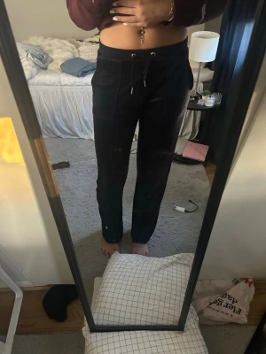 Juicy couture mörkblåa - Byxorna har en rak passform och är gjorda i ett mjukt, bekvämt material som passar perfekt för chill dagar. Enkla att matcha med hoodie eller crop top.