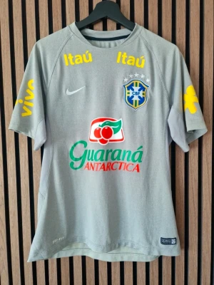 Nike Brazil Training Jersey 2016 - Nike Brazil Training Jersey 2016 I mycket bra skick Skick: 8,5/10 Storlek: M Produktkod: 614471-051
