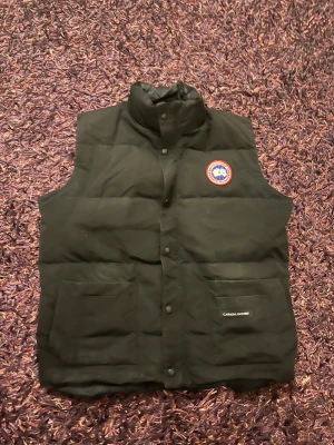 Canada goose väst  - Hej säljer min camada goose väst då den bara hänger i garderoben den är i nyskick och köpt på NK. Ny pris var 6799kr jag säljer den för 2500kr men pris kan diskuteras vid snabb affär. Size L/Large