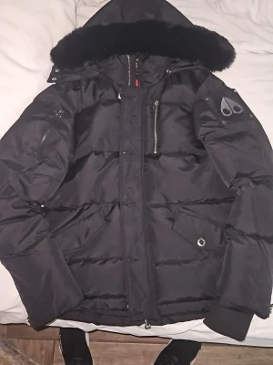Svart moose knuckles  - Snygg stilig svart moose knuckles som sitter jätte fint på en, passar perfekt för storlek S och M, obs bild 2.