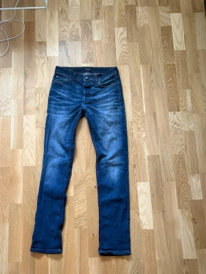Blå Jack & Jones jeans - Ett par väldigt fina Jack and Jones jeans  i mörkblå. Slim fit i storlek W28 L34. Slimfit