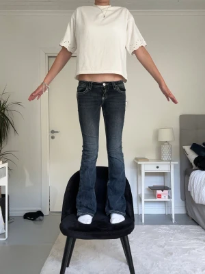 Gina tricot - Slutsålda gina tricot jeans. Väldigt sparsam användning av dessa jeans. Jag är 167 cm lång. Storlek: 158 men var en ”tall” version. Nypris:399kr.                                                         Skriv vid frågor och kika in min profil!💕