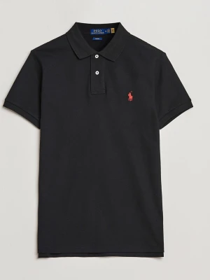 Svart pikétröja från Polo Ralph Lauren - Klassisk svart pikétröja från Polo Ralph Lauren med korta ärmar och två knappar framtill. Tröjan har den ikoniska röda logotypen broderad på bröstet och är tillverkad i mjuk bomull. Perfekt till jeans eller shorts. Använd fåtal gånger och köpt på NK, storlek L passar även M. Tveka inte att höra av dig för flera frågor!