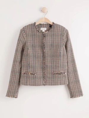 Rutigt tweedkavaj - Snygg kavaj i tweed från Lindex. Rak passform, rundad krage och dekorativa fickor med guldknappar framtill. Perfekt för att lyfta din outfit med en trendig touch 🥹🫶💕 