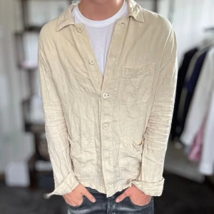 Linneovershirt - Mycket fint skick, skrynklig men inga defekter. Nypris ca 1000kr. Passar dig som är 175-185 ungefär. Modellen är 185 cm, 75 kg. Alltid billigare pris vid köp av flera varor‼️🙌Svarar alltid på frågor eller funderingar! 