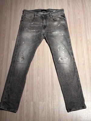 Grå Replay Jeans med Slitningar - Tja! Säljer dessa feta Replay jeans med slitningar — Skick 7/10 — Storlek: 30/32 — Ljusgrå — Nypris: 2199kr — Passar 187cm 80kg (Cm) Längd: 102 Midja: 42 Lårbredd 10 cm från skrevet: 21 Innersöm: 80,5